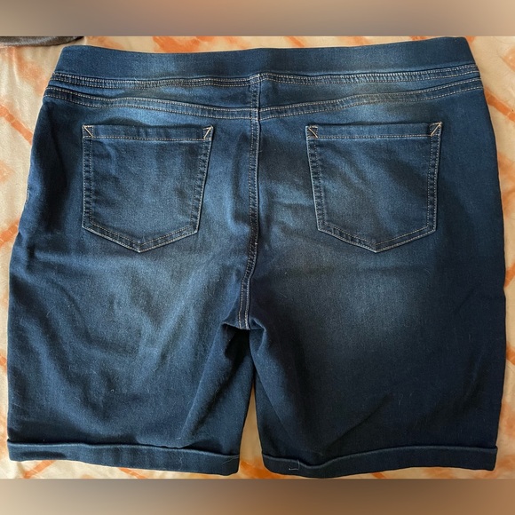 NWOT No Boundaries Shorts - Picture 3 of 6